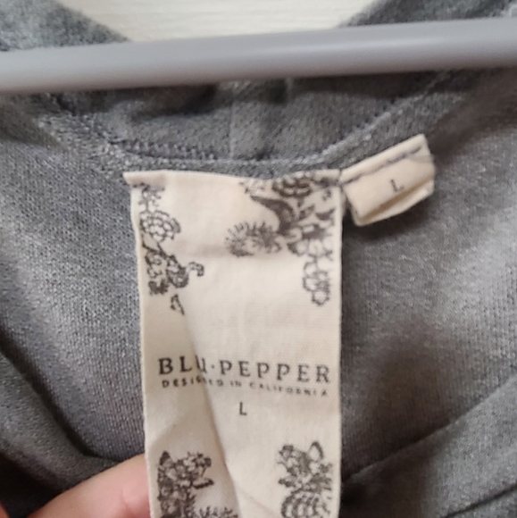 Women's  large Blu Pepper cold shoulder gray short sleeve top - Picture 3 of 7